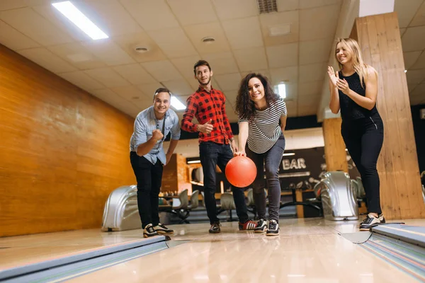 Hombre Jugador Bolos Lanza Pelota Carril Vista Frontal Lanzando Acción — Foto de Stock