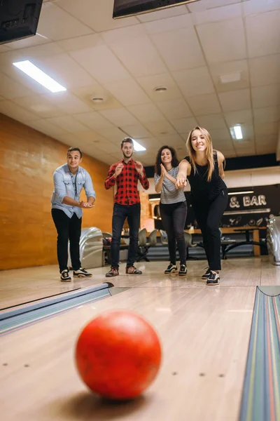 Női Bowler Dobás Guruló Labda Nézd Strike Akció Lövés Bowling — Stock Fotó
