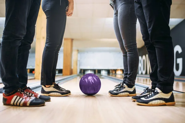 Kegelbahn Team Füße Der Spieler Hausschuhen Und Ball Auf Bahn — Stockfoto