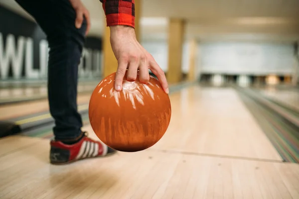 Bowler Macho Hace Tiro Vista Cerca Mano Con Pelota Jugador — Foto de Stock