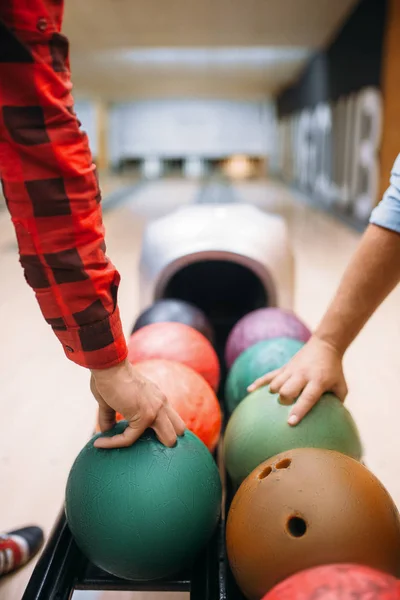 Dois Jogadores Sexo Masculino Tiram Bolas Alimentador Jogadores Boliche Prepara — Fotografia de Stock