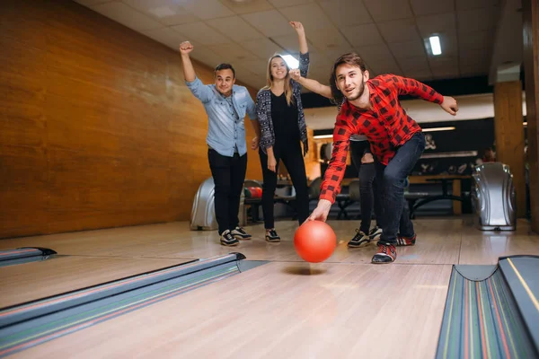 Joueur Bowling Lance Une Balle Sur Voie Frappe Equipes Bowling — Photo