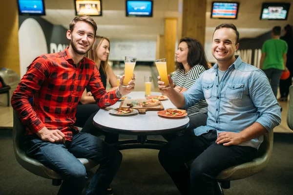 Friends Drinks Juice Eat Pizza Bowling Club Active Leisure Healthy — Stock Photo, Image