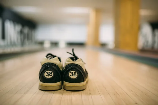 Scarpe Bowling Sulla Corsia Del Club Vista Vicino Nessuno Bowl — Foto Stock