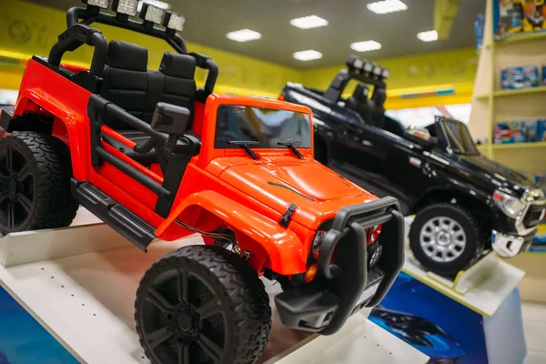 電気自動車でおもちゃ屋のショーケースに誰も 子供のためのおもちゃ屋インテリア モーター自動車 — ストック写真