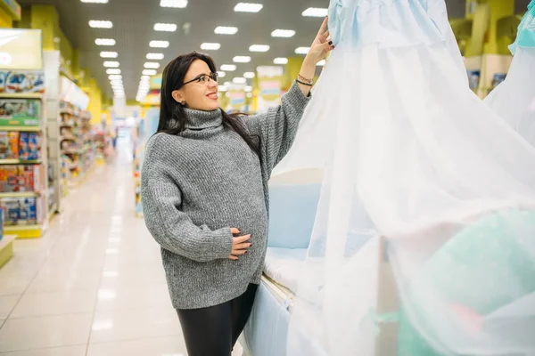 Беременная Женщина Выбирает Детскую Кроватку Магазине Будущая Мама Магазине Товаров — стоковое фото