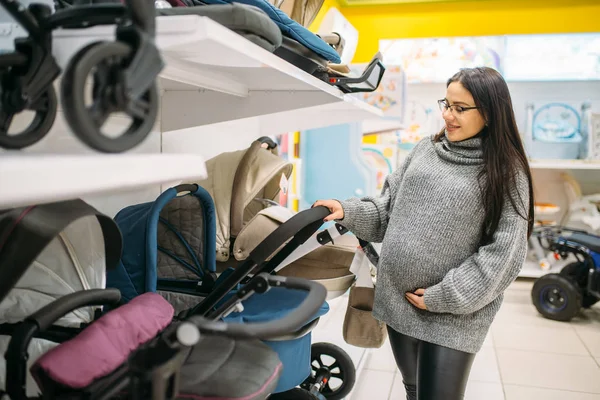 Schwangere Geschäft Für Neugeborene Zukünftige Mutter Wählt Kinderwagen Für Ihr — Stockfoto