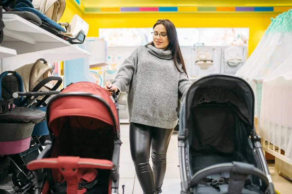 Hamile Kadın Yeni Doğan Malların Dükkanda Gelecekte Anne Bebek Arabası — Stok fotoğraf