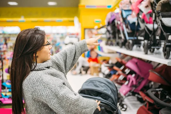 Zwangere Vrouw Winkel Van Goederen Voor Pasgeborenen Rolstoel Departement Toekomstige — Stockfoto