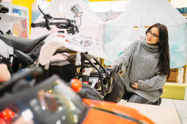 Kobieta Ciąży Wybierając Samochód Elektryczny Sklep Zabawkami Nikt Wnętrze Silnik — Zdjęcie stockowe