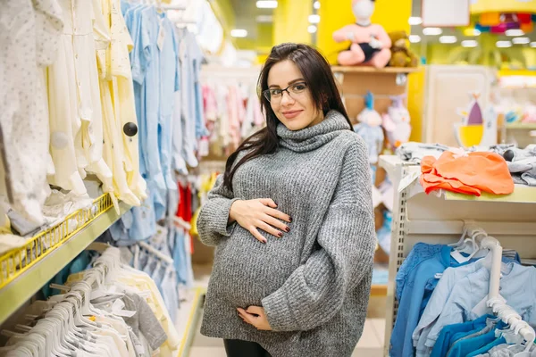 Mujer Embarazada Comprando Ropa Tienda Para Recién Nacidos Futura Madre —  Fotos de Stock