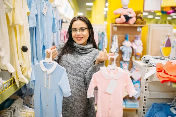 Mujer Eligiendo Ropa Tienda Para Recién Nacidos Futura Madre Tienda — Foto de Stock