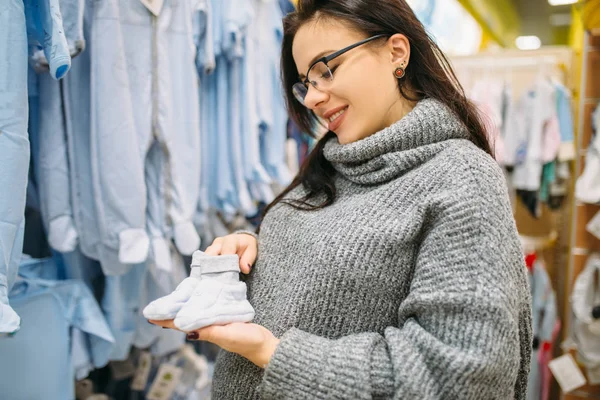 Feliz Futura Madre Compra Ropa Para Niños Tienda Para Recién — Foto de Stock