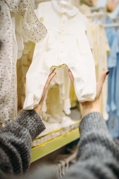 Pessoa Feminina Escolhe Roupas Bebê Loja Para Recém Nascidos Mulher — Fotografia de Stock