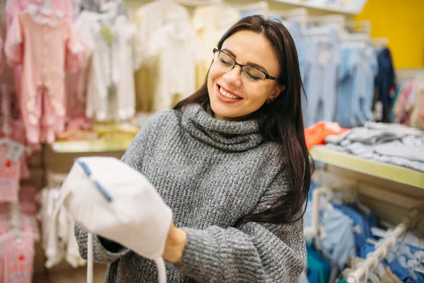 Sonriente Futura Madre Elige Sombrero Bebé Tienda Para Los Recién — Foto de Stock