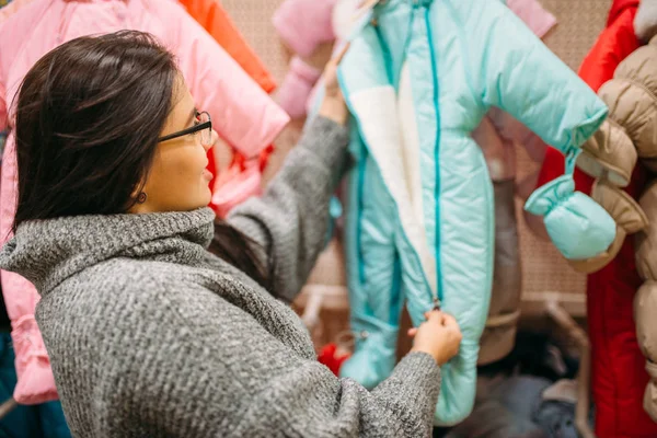 新生児は 布部店で今後の母 幼児用の商品の店で妊娠中の女性 — ストック写真