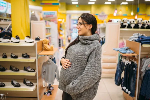 Budoucí Matka Obchodě Pro Děti Novorozence Patky Oddělení Těhotná Žena — Stock fotografie