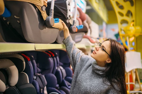 Mujer Embarazada Eligiendo Asiento Coche Infantil Tienda Mercancías Para Transporte — Foto de Stock