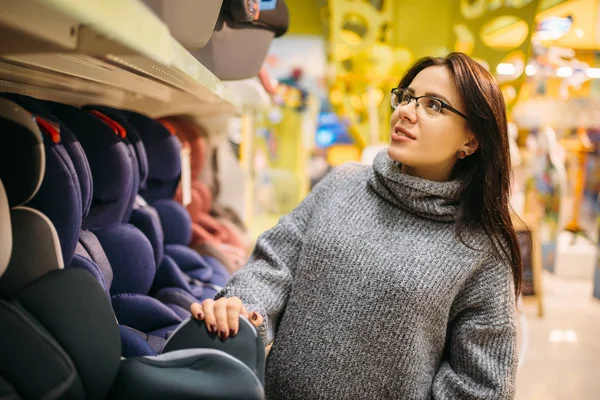 Zwangere Vrouw Kiezen Auto Kinderzitje Winkel Goederen Voor Kinderen Veilig — Stockfoto