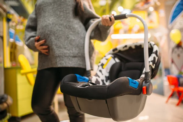 Schwangere Mit Tragbarem Bett Wählen Kinderautositz Geschäft Güter Für Den — Stockfoto