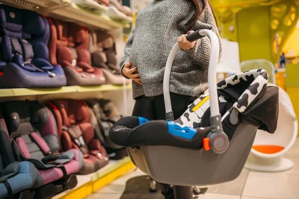 Schwangere Mit Tragbarem Bett Wählen Kinderautositz Geschäft Güter Für Den — Stockfoto