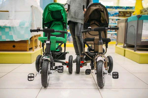 Schwangere Posiert Mit Kinderwagen Kinderwarenladen Zukünftige Mutter Wählt Kinderwagen Für — Stockfoto