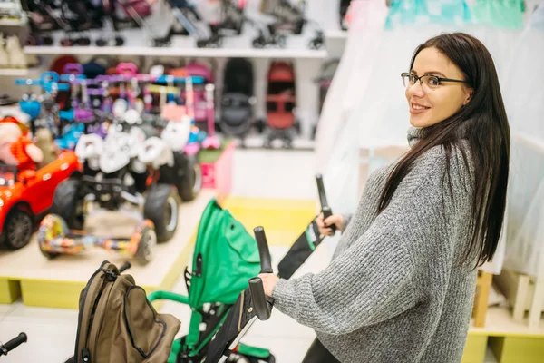 Hamile Kadın Çocuk Ürünleri Mağazanız Içinde Bebek Arabası Ile Poz — Stok fotoğraf