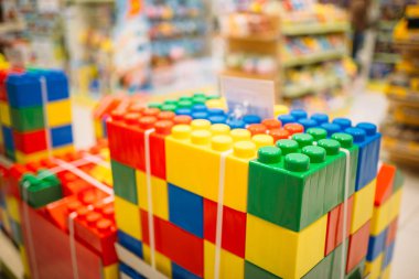 Renkli küpleri içinde oyuncak depolamak, preschooler için eğitsel oyunlar. Büyük plastik tuğla, çocuk portre görünümü için dükkanda kimse