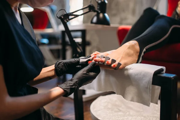 Pedicure Meester Zwarte Handschoenen Poetsmiddelen Nagels Met Een Bestand Vrouwelijke — Stockfoto