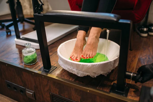 Pies Cliente Femenino Baño Pedicura Vista Superior Procedimiento Cosmético Salón — Foto de Stock