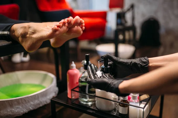 修脚师在黑色手套做足疗浴后的足部按摩 女性客户在美容院 专业的指甲护理 足部按摩 — 图库照片