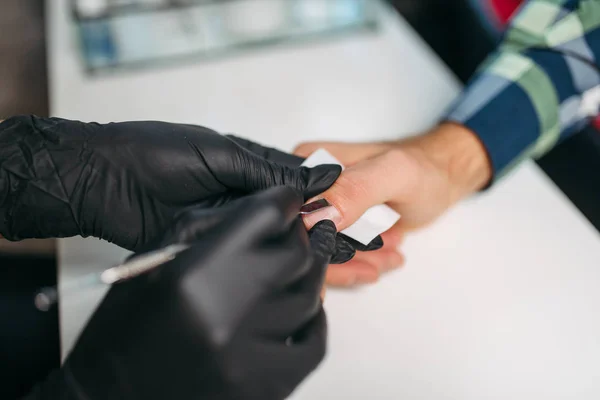 Maestro Femenino Guantes Negros Puliendo Uñas Cliente Masculino Vista Superior —  Fotos de Stock