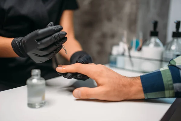 Kosmetyczka Czarne Rękawiczki Polerowanie Paznokci Męskiej Klienta Widok Góry Ludzie — Zdjęcie stockowe