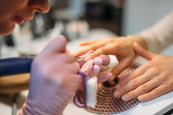 Kosmetikerin Handschuhen Mit Poliermaschine Behandelt Nägel Weiblicher Kunden Maniküre Schönheitssalon — Stockfoto