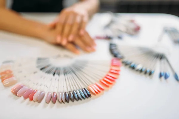 테이블에 단정한 디자인 살롱에서 다채로운 컬렉션 매니큐어 — 스톡 사진