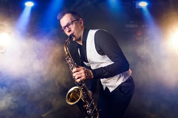 Retrato Joven Músico Tocando Saxofón Instrumento Clásico Banda Metal — Foto de Stock