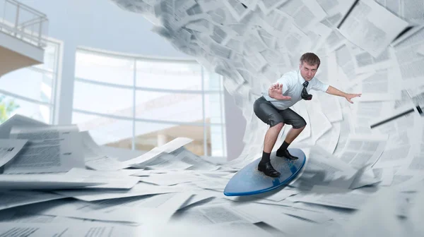 Verrückter Geschäftsmann Reitet Auf Einem Surfbrett Auf Stapeln Von Papieren — Stockfoto