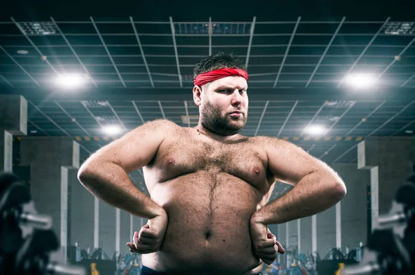 胖运动员在健身俱乐部锻炼 超重问题 健身房动力训练 — 图库照片
