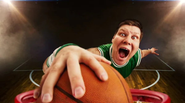 Jogador Basquete Louco Joga Bola Vista Cesto Atleta Salto — Fotografia de Stock