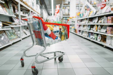 Sepeti süpermarket, alışveriş kavramı kimse mal dolu. Ürünleri pazarında, hiçbir insan ile arabası