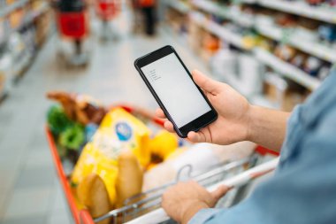 Adam arabası ile telefon süpermarkette listesinde bir satın alma işlemi gerçekleştirir. Eşya, erkek müşteri kavramı satın almak unutmayın