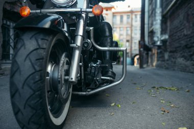 Sakallı motosikletçi pozlar üzerinde klasik helikopter, motorcu. Vintage motor, motosiklet, özgürlük yaşam tarzı sürücü