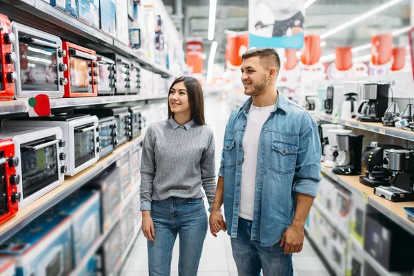 Koppel Zoek Plank Met Elektrische Ovens Een Supermarkt Klanten Winkel — Stockfoto