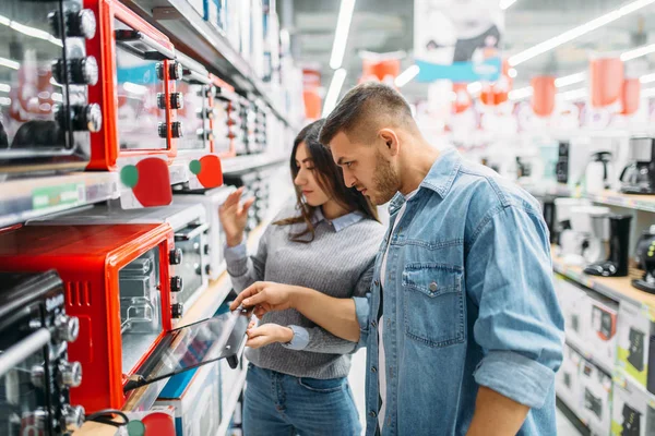 Пара Купує Електричну Піч Супермаркеті Клієнти Магазині Сім Вибирає Товари — стокове фото