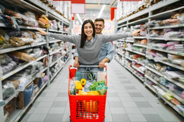 Pareja Juguetona Con Carrito Lleno Mercancías Tienda Compras Familiares Clientes — Foto de Stock