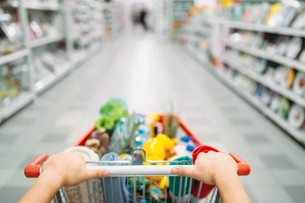 Kadın Kişi Eller Sürükler Tam Bir Süpermarkette Malların Sepeti Alışveriş — Stok fotoğraf