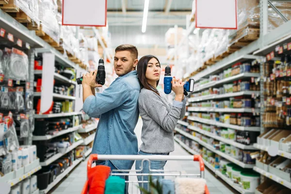 Echtpaar Met Elektrische Schroevendraaiers Supermarkt Departement Power Tools Familie Winkelen — Stockfoto