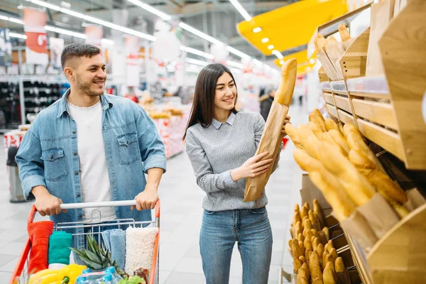 Pareja Con Carro Eligiendo Pan Fresco Supermercado Compras Familiares Clientes —  Fotos de Stock