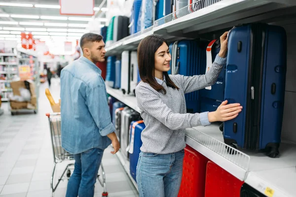 Casal Jovem Escolhendo Mala Supermercado Compras Família Clientes Loja Compradores — Fotografia de Stock