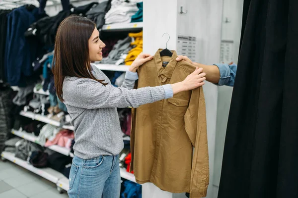 Casal Escolher Camisas Vestiário Compras Família Loja Roupas Clientes Loja — Fotografia de Stock